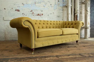 Image de Meubles rembourrés classiques : canapé Chesterfield en cuir ou en velours, modèle à trois places