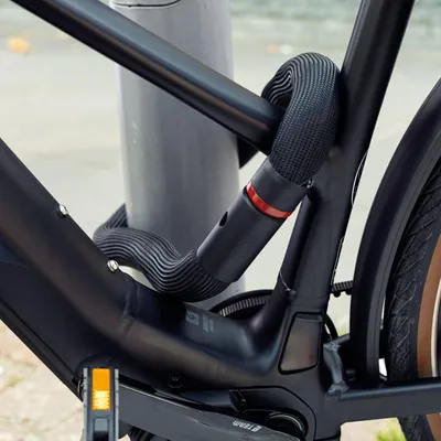 Produktbild von Biegsames rammelfreies Fahrradschloss aus gehärtetem Stahl - 6 mm dick - 110 cm lang - mit Schlüssel - Sicherheitsniveau 7 - altrosa