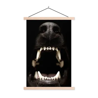 Produktbild von MuchoWow® Textilposter Nahaufnahme knurrender Hund 60x90 cm mit holzfarbenen Rahmen - Textil
