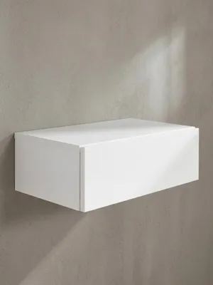 Seitenansicht der flachen 15 cm hohen Nachtkommode für die Wandmontage, die das bündige Schließen der weißen Schubladenfront verdeutlicht_#sku_BARWL5.317#
