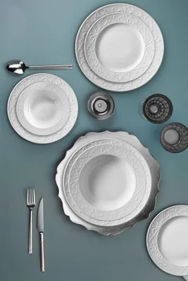 Produktbild von Hermia Concept, Hochwertiges 24-teiliges Dinner Set aus 100% Porzellan, Weiß | 6 Servierplatten (25x25x2 cm), 6 tiefe Teller (20x20x2,5 cm), 6 Dessertteller (20x20x2 cm), 6 Schalen (15x15x4 cm) | Spülmaschinen- und mikrowellengeeignet.
