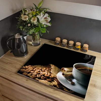 Zdjęcie produktu dla Jednoczęściowa osłona płyty kuchennej Banjado o wymiarach 60 x 52 cm z gumowymi podkładkami dystansowymi, szkło bezpieczne ESG z motywem „Hot Coffee” [HAP1 10176]