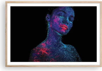 Produktbild von Gerahmtes Poster - Rahmen in heller Eiche - Frau Ultraviolett Glitzer - 91,5x61 cm - Wand Bild - Wanddeko - Wandbilder - Kunstposter - Wandposter - Bilderrahmen - Bilder - Kunstdruck - P2NAA91x61-4527