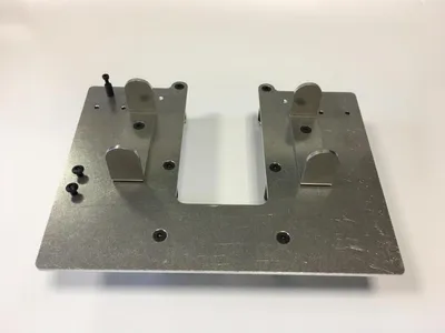 Produktbild von Alu-Grundplatte 1:14 für MB Arocs Akkuhalter Modellbau Truck
