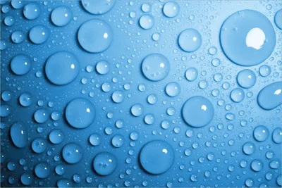 Produktbild von Wallario selbstklebendes Poster - Wassertropfen auf Blau, Größe: 61 x 91,50 cm