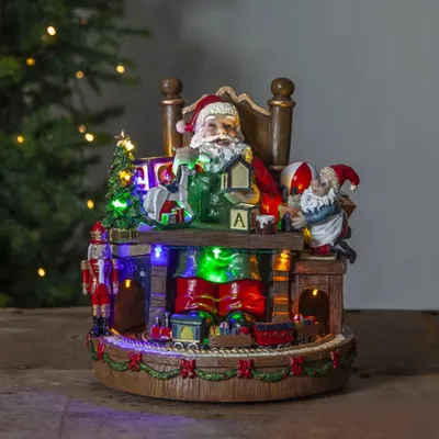 Zdjęcie produktu dla Szwedzka Pozytywka Świąteczna Mikołaj przy Biurku LED MERRYVILLE Kolędy Timer Na Baterie lub Gniazdko Dekoracja