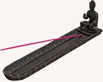 Räucherstäbchenhalter mit einer kleinen Buddha-Statue. Halter ist aus dunklem Polystone.