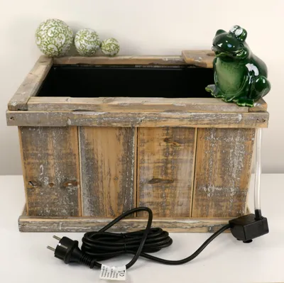 Produktbild von Miniteich Set - Wasserspeier mit Pumpe und Schwimmkugeln aus Keramik+ Holzkasten