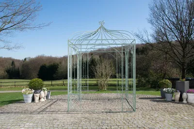Productafbeelding van CLP tuinpaviljoen Manja, gemaakt van ijzer met decoratieve elementen, als ondersteuning voor klimrozen - Kleur: antiekgroen