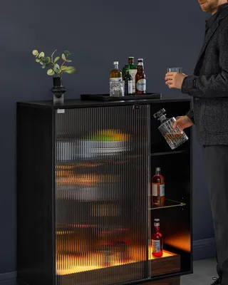 Produktbild von VASAGLE Weinschrank mit Beleuchtung, Sideboard mit LED, Küchenschrank für Weinflaschen, Barschrank mit Weinglashalter, geriffelte Glastür