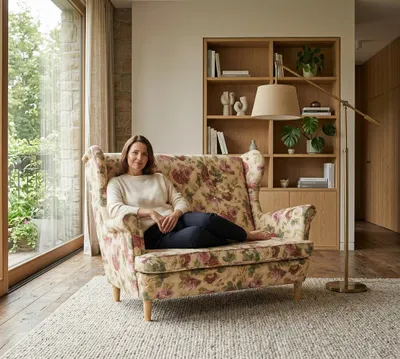 Produktbild von Sofa ARI Print Flowers – Rosen-Muster, Webstoff in Rosa, Family Meble, KI-generiertes Bild
