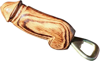 Productafbeelding van 14 cm lange, humoristische en erotische flesopener in de vorm van een penis, geschikt voor feestjes. Houten decoratie, handgemaakt en gedetailleerd gesneden