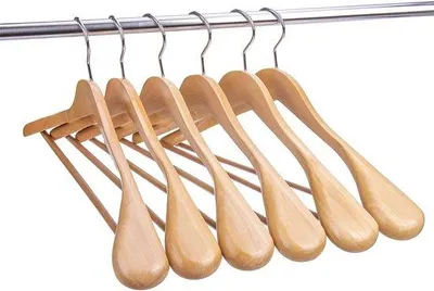 Produktbild von Famanu Holzkleiderbügel Set mit breitem Schulterdesign und rutschfester Stange – Natur