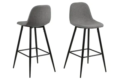 Image de Willy Tabouret de bar en gris clair avec piètement et repose-pieds en métal noir.