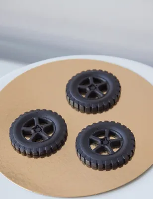 Obrázok produktu pre Sweetfanaberia | Dekorácia na tortu PNEUMATIKY NA KOLESÁ VOZIDLA - 3 kusy - Čierna - Jedlá kuchynská dekorácia - Ideálna pre fanúšikov áut
