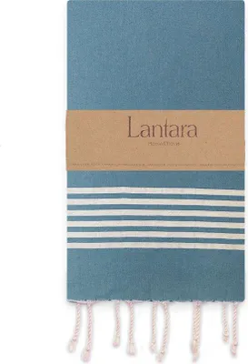 Produktbild von Unyqoos® Lantara Provence Hamamtuch (Fouta) – Petrolblau, 100×200 cm, recycelte Baumwolle, 6 Streifen, handgeflochtene Fransen, leicht & schnelltrocknend