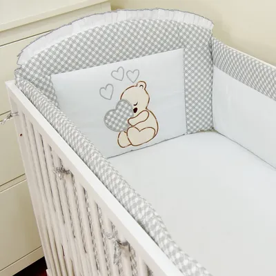 Obrázok produktu pre Hniezdo do postieľky a obliečka do postieľky STENY DO POSTIELKY 60x120 zo 100 % bavlny s výšivkou medvedíka so srdcom Sivá