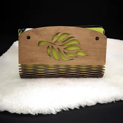 Produktbild von Umhängetasche aus Holz, Motiv Blatt, grün, 25 cm – Crossbody mit Kettenriemen
