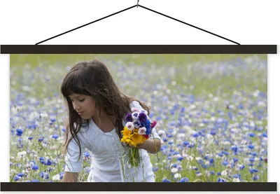 Produktbild von MuchoWow® Textilposter Mädchen - Blumen - Wiese 60x30 cm mit schwarzem Rahmen - Textilien
