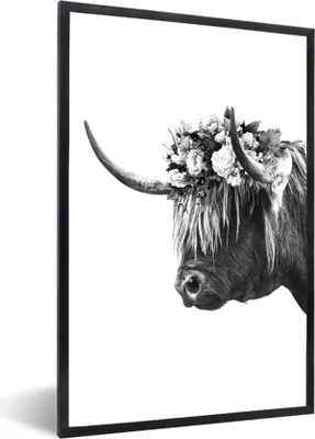 Produktbild von MuchoWow® Gerahmtes Poster Schottischer Highlander mit Blumen - schwarz und weiß 60x90 cm - Poster mit Schwarzem Bilderrahmen Wandposter Rahmen Foto Bilder - Kunst