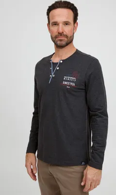 Produktbild von FQ1924 FQRolf Herren Longsleeve Langarmshirt Shirt mit Print und Henley-Ausschnitt aus 100% Baumwolle