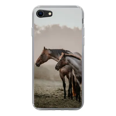 Produktbild von MuchoWow® Handyhülle Schutzhülle Hülle für iPhone 7 Pferde - Nebel - Wiese Silikon Softcase Handy Hülle - Kartenhalter