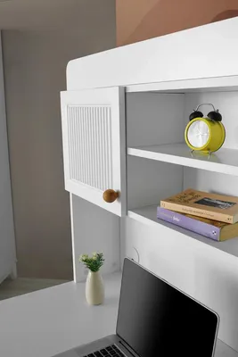 Image de Bureau moderne pour la chambre d'enfant avec grande surface de travail et espace de rangement