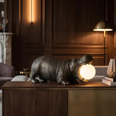 Produktbild von riess-ambiente Tischlampe HIPPO 45cm weiß schwarz Polyresin Nilpferd-Skulptur Lampenkugel G9