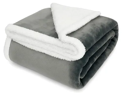 Produktbild von Luxus Flanell Sherpa Kuscheldecke Verona - Wohndecke XXL Flauschig Warm Sofadecke Decke Couch Größe 150x200 cm Farbe Silber grau