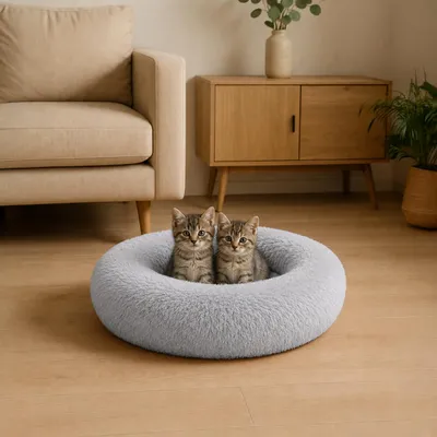 Produktbild von belviona Donut Katzenbett, weiches Katzenkörbchen mit flauschigem Plüsch, rutschfest & gemütlich, 50 cm Durchmesser, hellgrau, KI-generiertes Bild