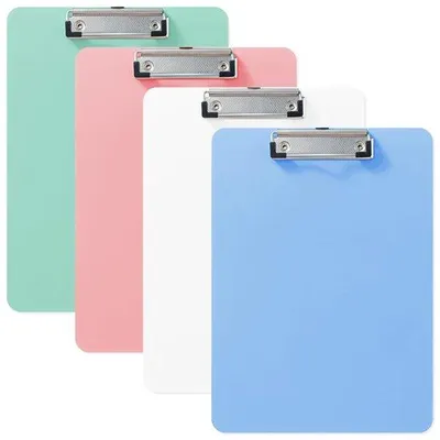 Image de Unyqoos® : Lot de 4 tableaux de présentation A4 en plastique PP robuste, avec pince métallique solide – couleurs vives (bleu, rose, blanc), bords lisses et adaptés aux enfants