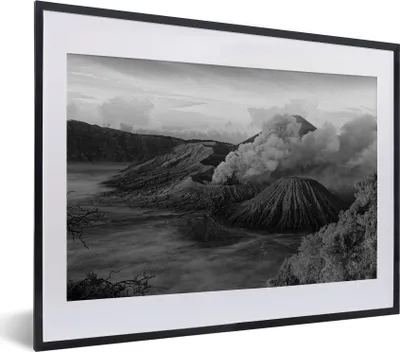 Produktbild von MuchoWow® MuchoWow® Gerahmtes Poster Indonesien - Vulkan - Schwarz - Weiß 40x30 cm - Poster mit zchwarzem Bilderrahmen - Bilderrahmen - Poster im Rahmen