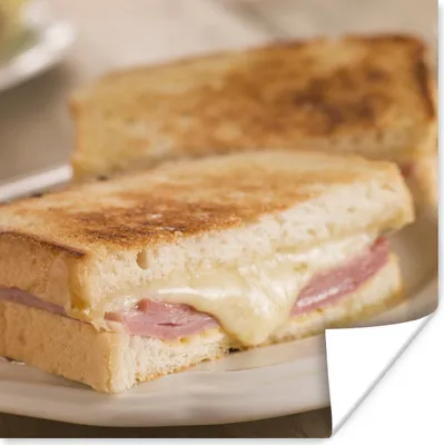 Produktbild von MuchoWow® Poster Schinken-Käse-Sandwich auf einem weißen Teller 100x100 cm - Babyzimmer