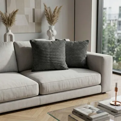 Produktbild von Kuschelige Cord-Kissen 60x60 cm – Plüschig, Waschbar (60°C), Reißverschluss – Farben: Anthrazit, Weiß, Taupe, Silber Grau
