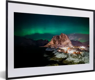 Produktbild von MuchoWow® MuchoWow® Gerahmtes Poster Nordlichter - Berg - Haus - Insel 60x40 cm - Poster mit zchwarzem Bilderrahmen - Schlafzimmer - Plakat in Rahmen - Drucken