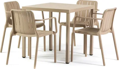 Produktbild von Outdoor-Essgruppe mit quadratischem Tisch 80×80 cm und 4 Stühlen mit Armlehnen aus Polypropylen mit Glasfaser, modernes Outdoor-Möbelset für Balkon, Terrasse, Garten, Bar und Bistro – Zeno & Ginny – Karamell