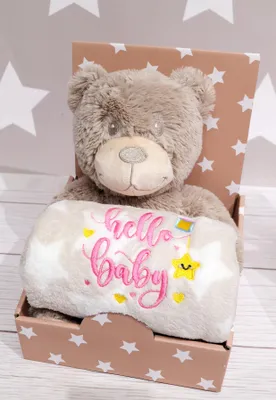 Produktbild von Baby Geschenkset: Kuscheltier Teddy 25 cm + Babydecke 75x100 cm – Bestickt „Hello Baby“ – Beige – Geschenkbox