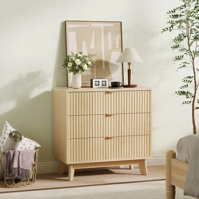 Immagine prodotto di Comodino moderno in legno con tre ampi cassetti e maniglie in metallo