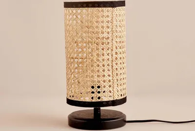 Produktbild von Opviq, Hochwertige Tischlampe, Creme und Schwarz, 30 cm hoch | 100% Stoff, Holzfuß, Schirmdurchmesser: 15 cm, E14 Fassung, Max 40 W | Rustikales Design für jedes Zuhause.