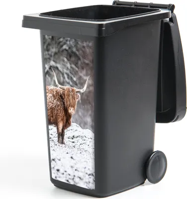 Produktbild von MuchoWow® Mülltonnenaufkleber Schottischer Highlander - Baum - Schnee 44x98 cm - Containeraufkleber - Aufkleber - Mülltonnen-Aufkleber