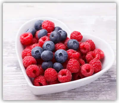 Produktbild von Tulup Glas Herdabdeckplatte Glaskeramikkochfeld-Abdeckung Spritzschutz Glasabdeckplatte Kochplattenabdeckung und Schneidebrett - Einteilig - 60x52 cm Himbeeren Blaubeeren
