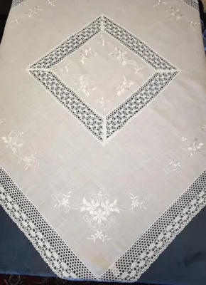 Tischdecke mit Lochstickerei, weiß, 130x130 cm