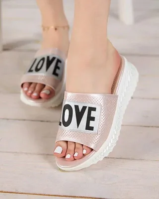 Produktbild von Rosa glänzende Damenhausschuhe mit der Aufschrift Sosha- Footwear, Größe 41