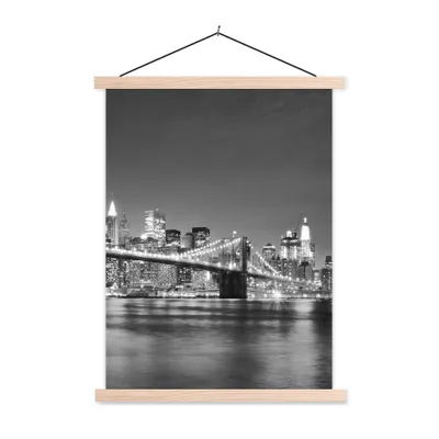 Produktbild von MuchoWow® Textilposter New York - Brücke - Brooklyn - Schwarz und weiß - Architektur 40x53 cm mit holzfarbenen Rahmen - Schlafzimmer