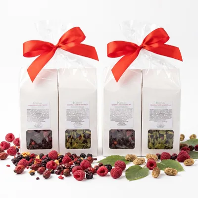 Produktbild von Früchtetee Geschenkset 400 g - 2 x Set 200 g - Himbeer- & Maulbeertee - Heckenrosentee, KI-generiertes Bild