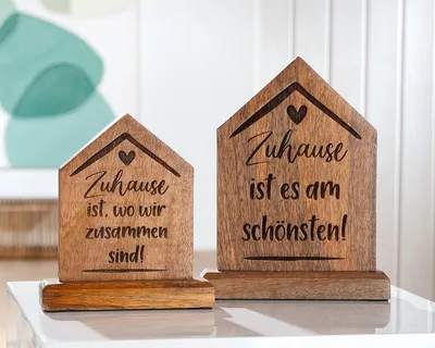 Imagen del producto de Relieve decorativo de madera, diseño de casa, con la palabra "hogar", hecho de madera de mango, color natural. Dimensiones: 5,5 cm de largo, 18 cm de ancho, 23 cm de alto. Código: 51677. 4063387516775. Juego de 2 unidades (variedad de diseños)