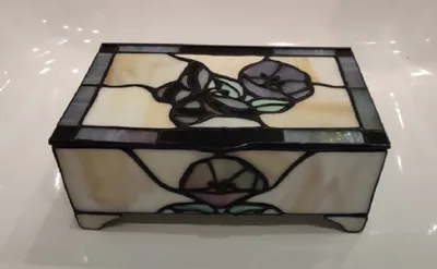 Tiffany-Schatulle aus farbigem Glas. Design ist floral und zeigt stilisierte Blumen in Pastellfarben