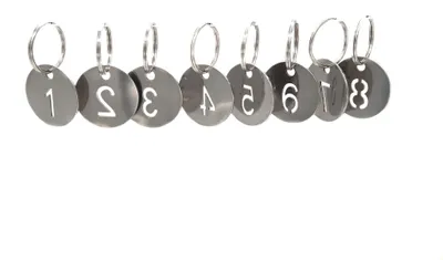 Imagen del producto de Omgoods - 50 llaveros de acero inoxidable con placas numeradas del 1 al 50