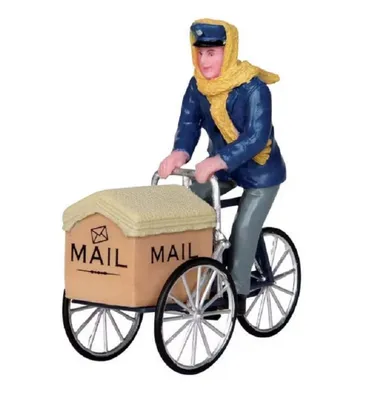 Postbote, der auf einem dreirädrigen Fahrrad mit einem großen Postbehälter fährt.