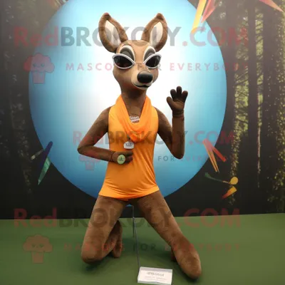 Produktbild von Brauner REDBROKOLY Reh Maskottchen Kostüm charakter bekleidet mit einer Yogahose und einer Sonnenbrille